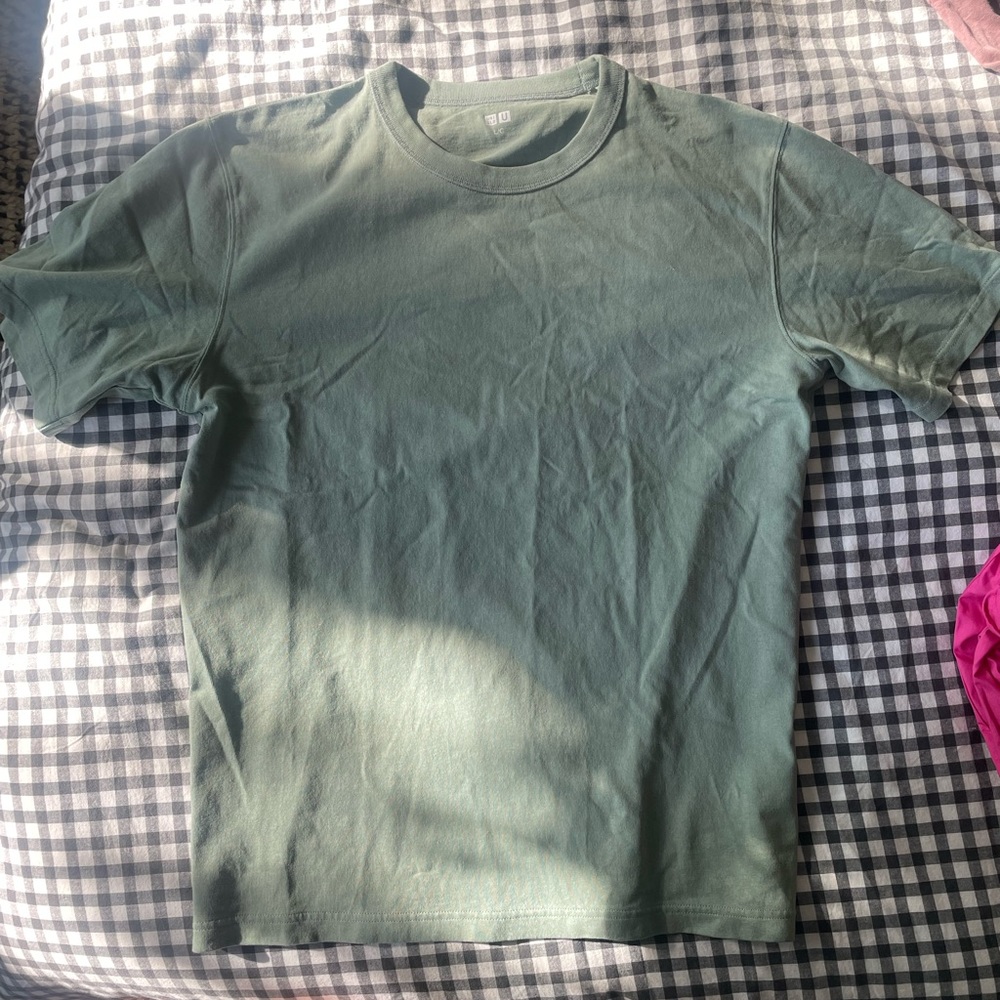 Never worn men’s Uniqlo tee. Large
